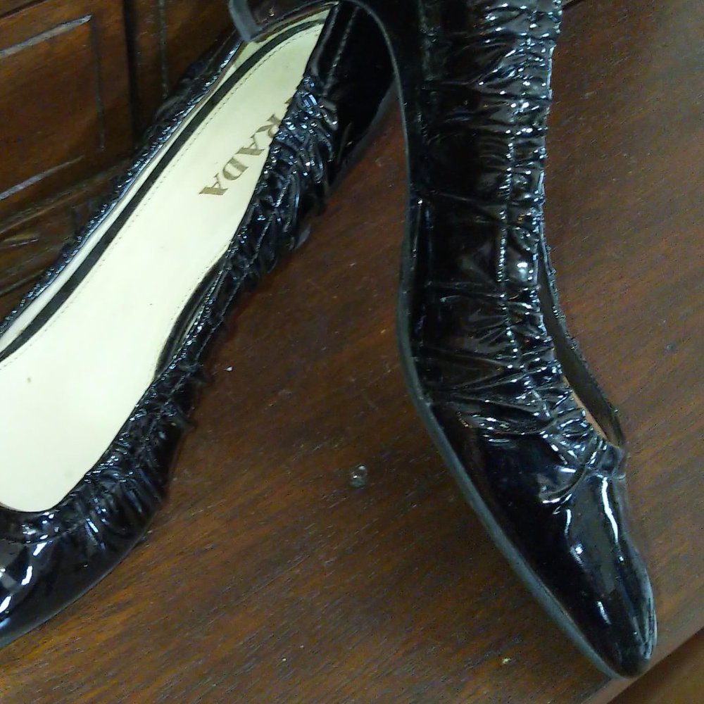 Read! 39.5 VGUC Black Prada Patent Leather Pumps - heel call out TRR - Picture 6 of 17